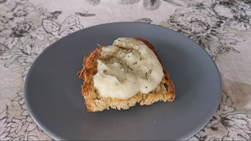 Crostini con crema di topinambur e rosmarino