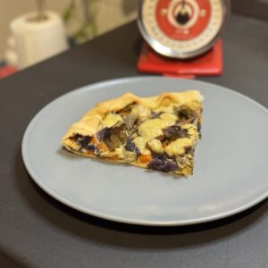 Quiche con patate viola e carciofi