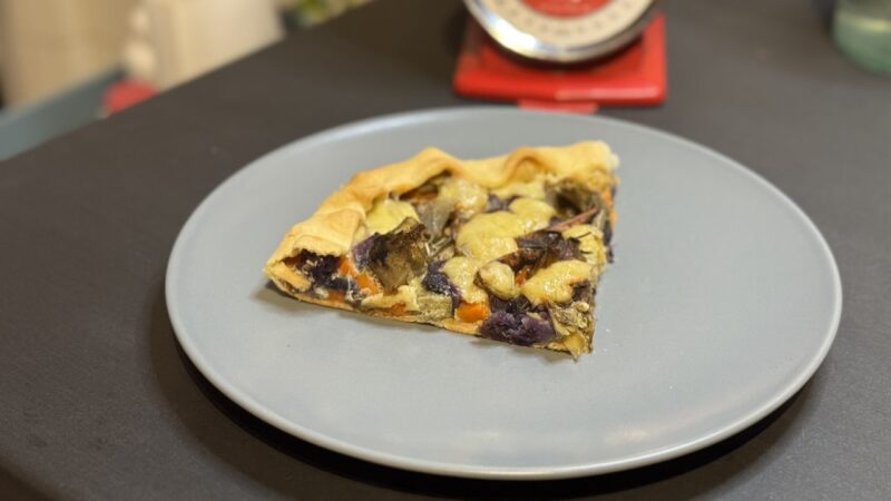 Quiche con patate viola e carciofi